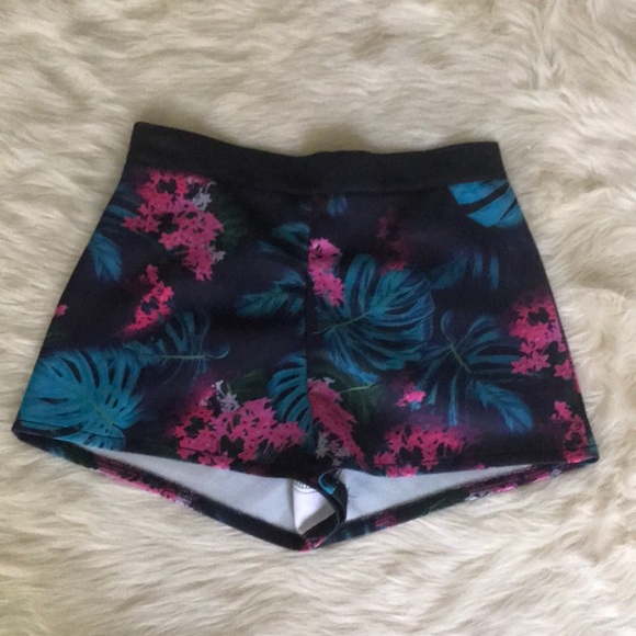 Modern amusement shorts - Picture 1 of 5